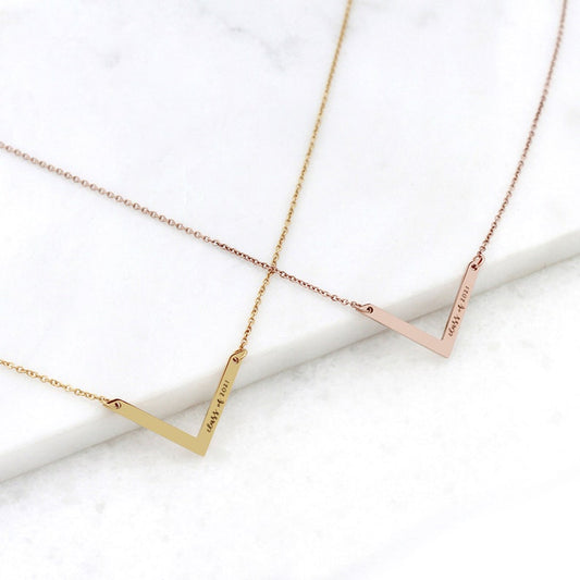 V NECKLACE SILVER ENGRAVED COUPLE NAME