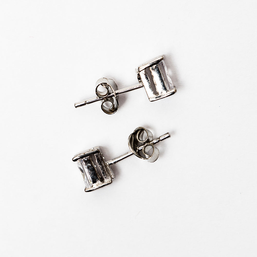 SILVER REACTANGL STUD