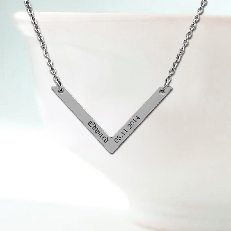 V NECKLACE SILVER  ENGRAVED COUPLE NAME